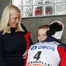 Marit Bjørgen hilser på Prins Sverre Magnus etter seier på 30 kilometer. Foto: Terje Bendiksby, NTB scanpix